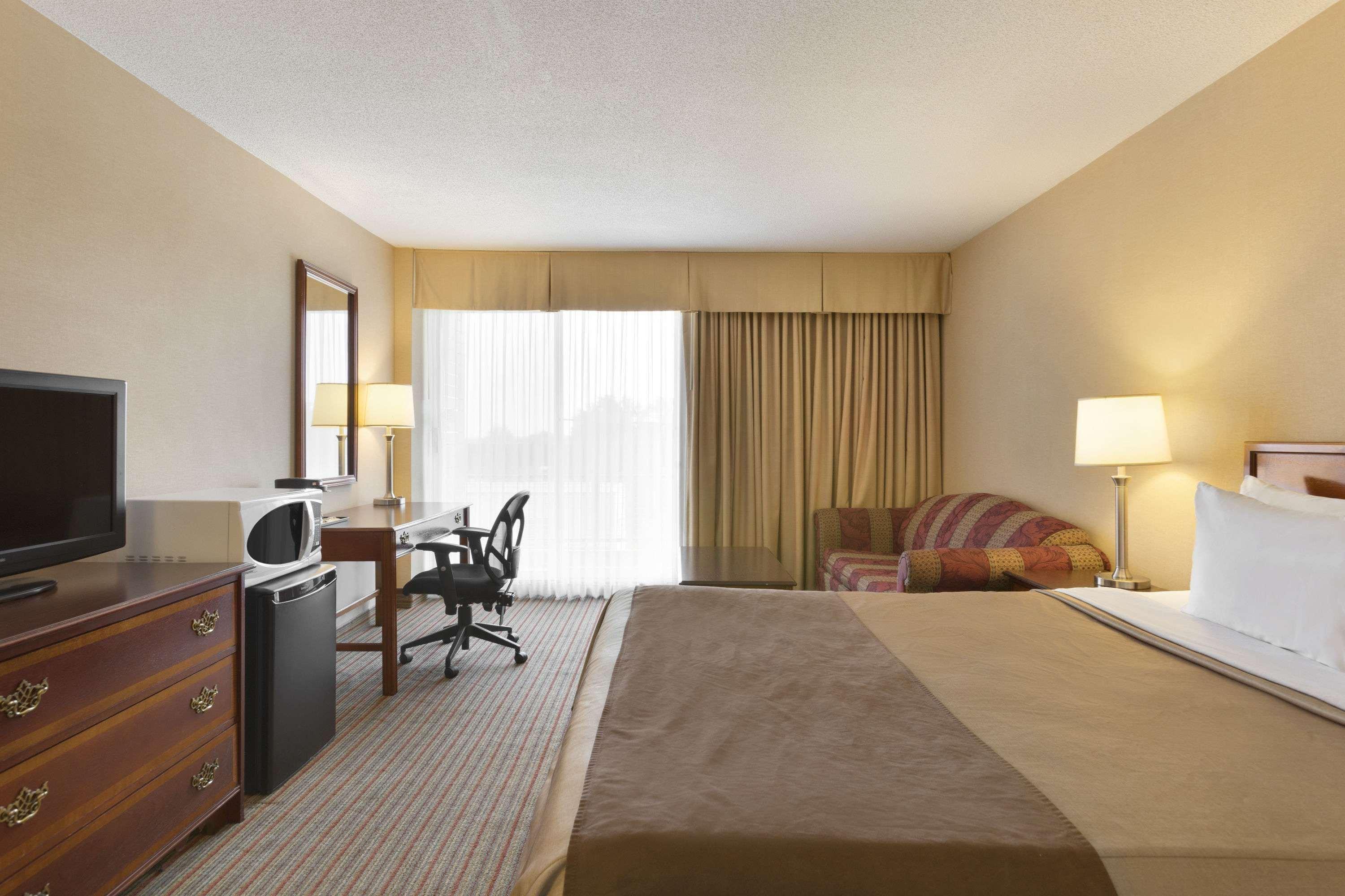 Ramada By Wyndham Belleville Harbourview Conference Center Exterior foto