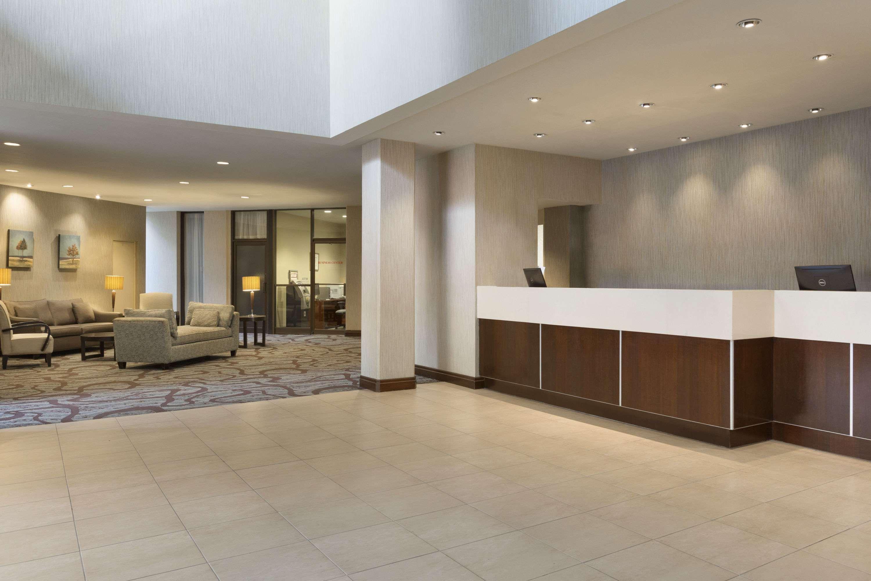 Ramada By Wyndham Belleville Harbourview Conference Center Exterior foto