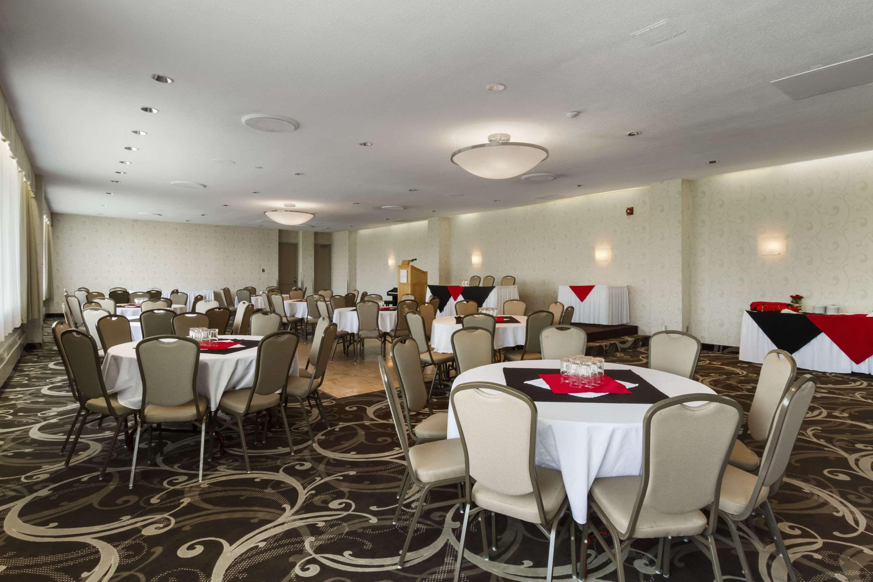 Ramada By Wyndham Belleville Harbourview Conference Center Exterior foto