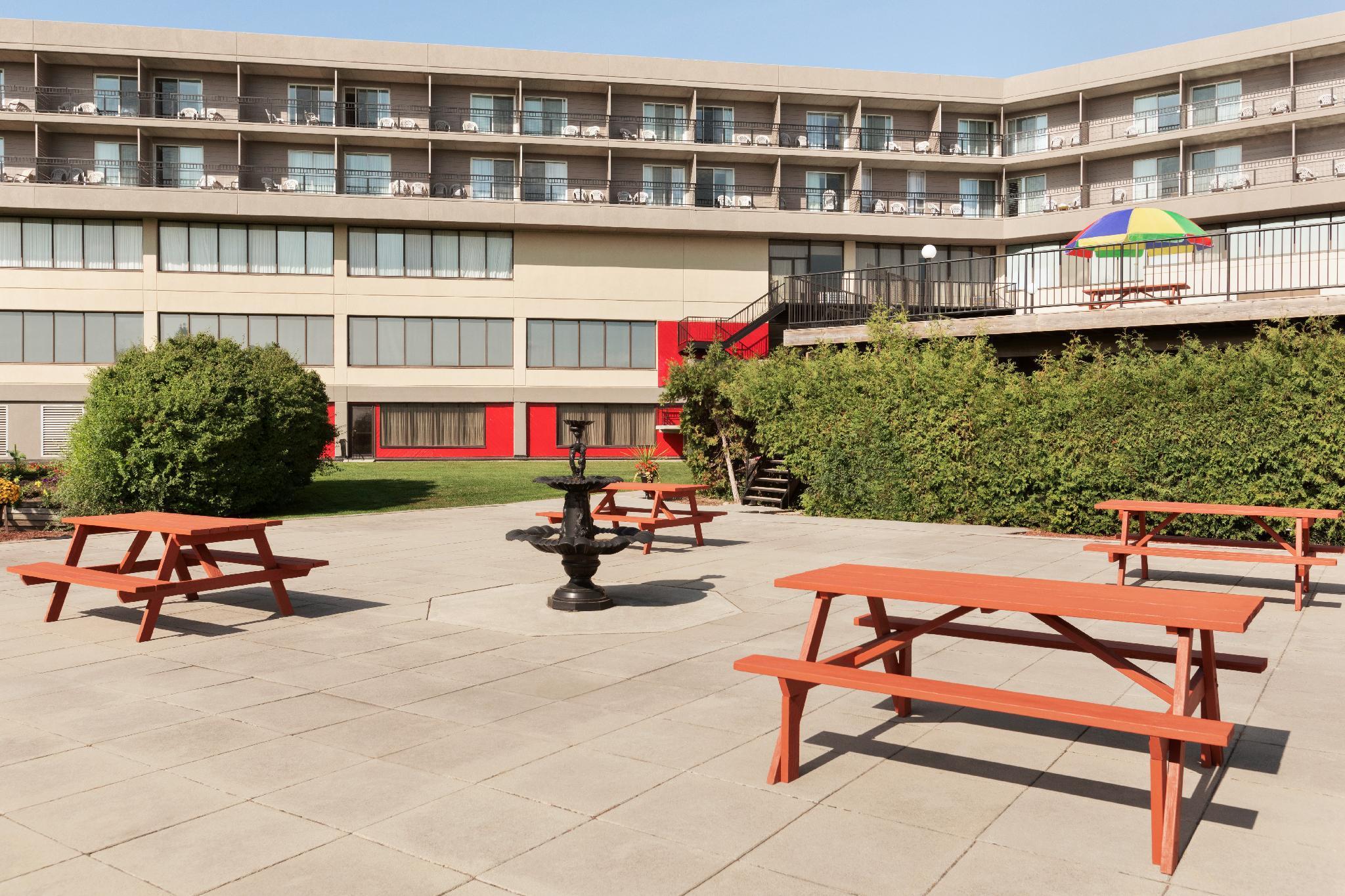 Ramada By Wyndham Belleville Harbourview Conference Center Exterior foto