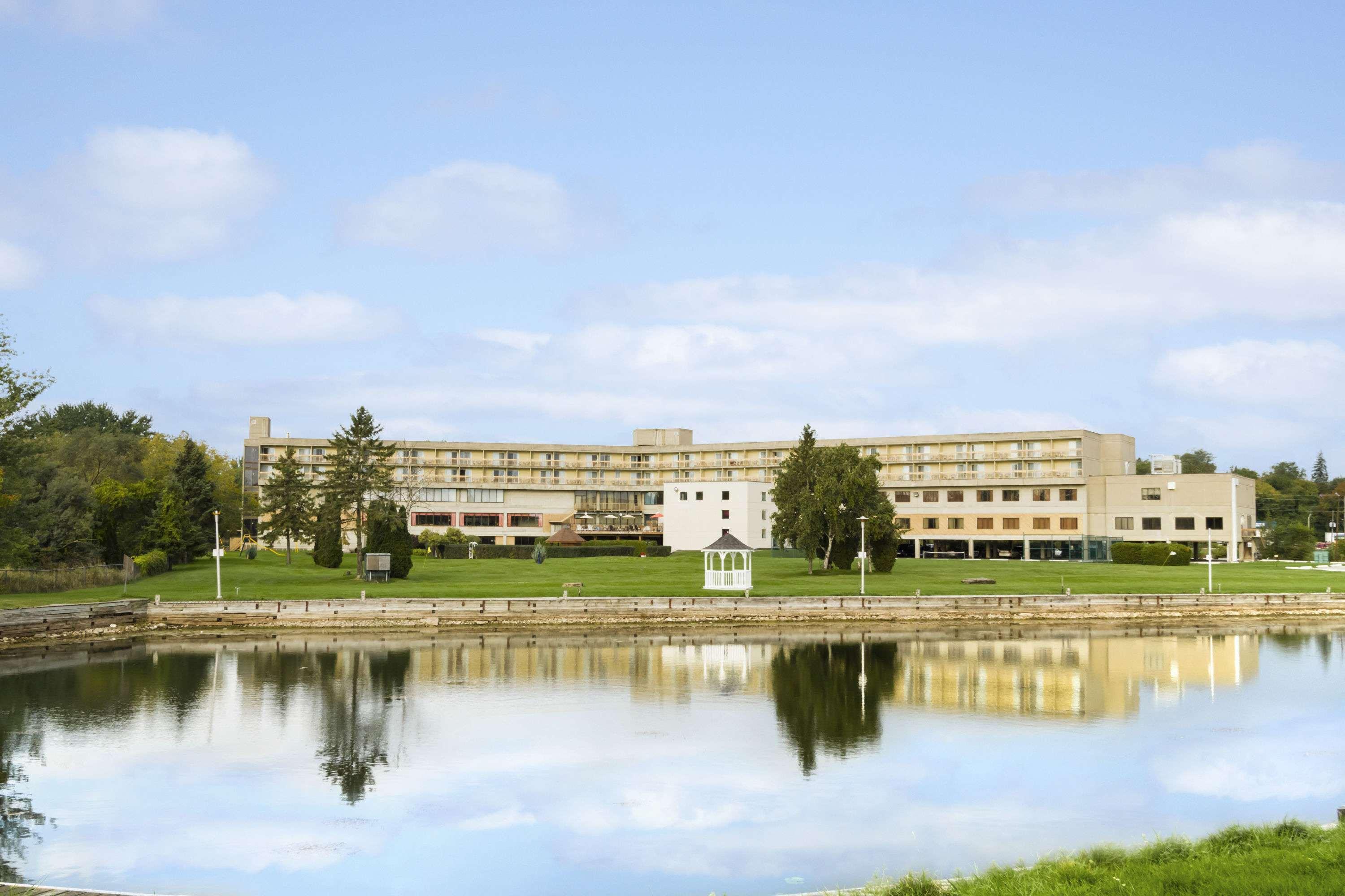 Ramada By Wyndham Belleville Harbourview Conference Center Exterior foto
