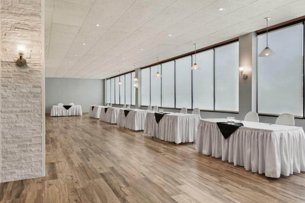 Ramada By Wyndham Belleville Harbourview Conference Center Exterior foto